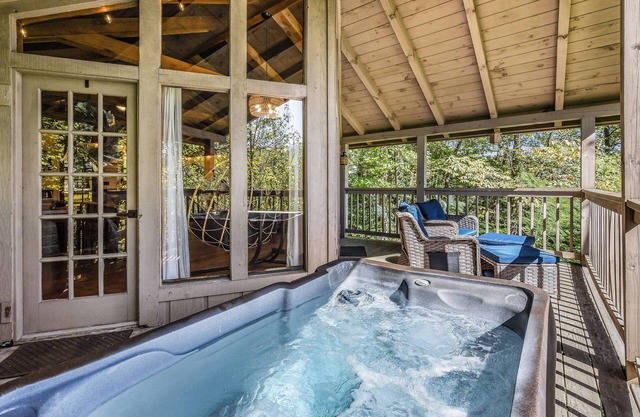 Firefly Lookout: Pet Friendly, Free Attraction Tickets, Hot Tub & Fireplace