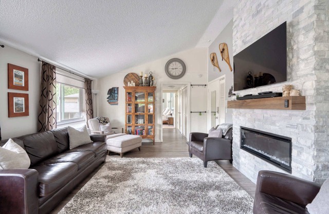 Mt Hood Village Condo - Cozy Retreat with Fireplace!