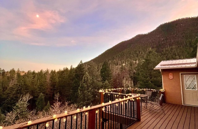 Fireplace, Large Deck with Panoramic Views, 3BR + 3BA, new carpet and blinds