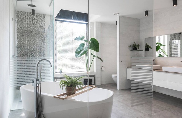 Suite en el primer piso, 35m², baño en suite con bañera y ducha de lluvia.