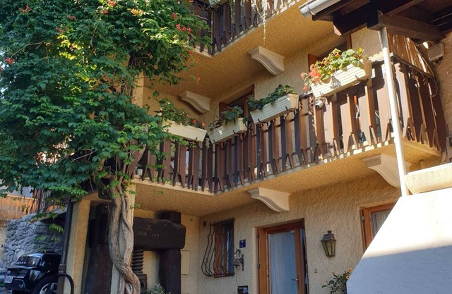 Fisherman's house. 4 bedrooms. 100m from the port. lake view.