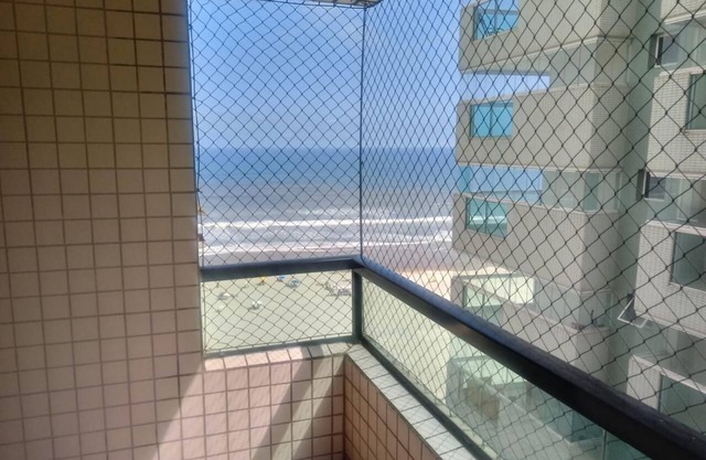 Ajuste ALTO ESTÁNDAR. Edificio frente al mar con vista al mar desde el balcón