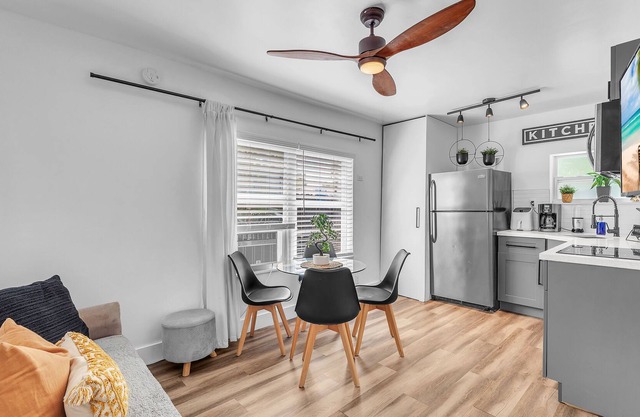 Fits 4, <2 Miles from Beach, Newly Renovated, Pool