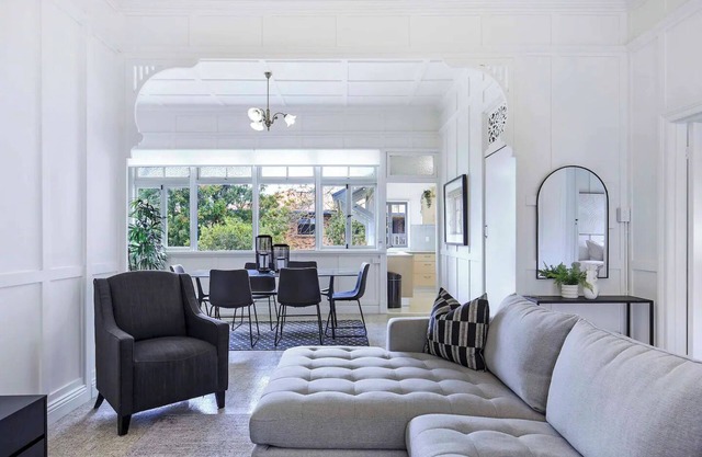 Five-Bedroom Heritage Home Close to Brisbane River & CBD - Pet Friendly