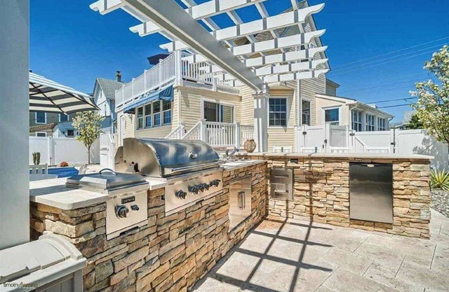¡Cinco habitaciones, tres baños con piscina privada climatizada en Wildwood Crest!