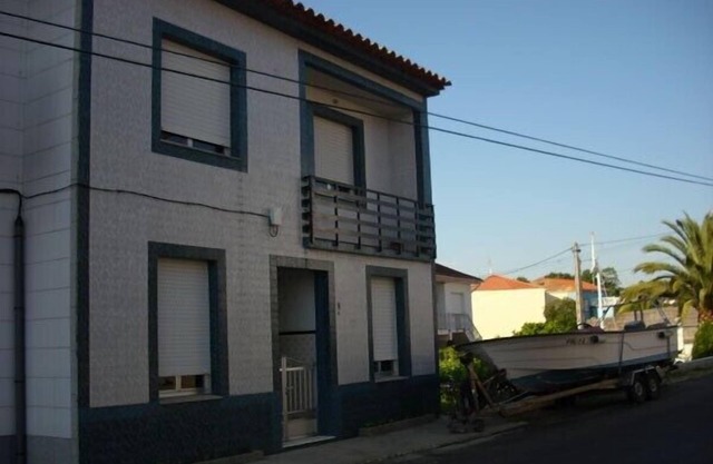 CINCO DORMITORIOS DOBLES, DOS BAÑOS, 30 METROS DEL MAR Y A 200 DE LA PLAYA