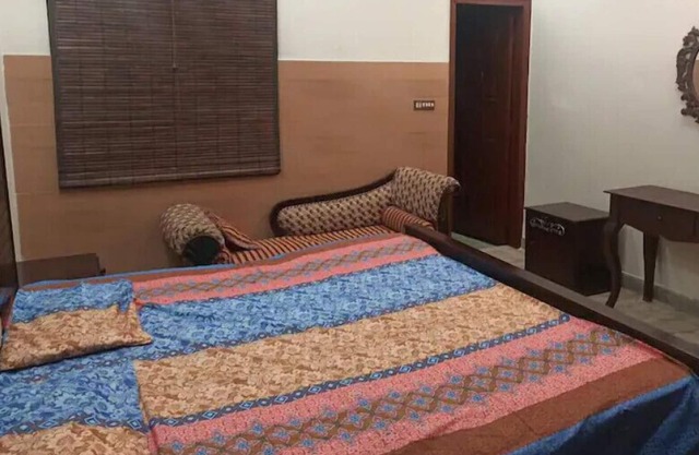 Five mins drive from Emporium Mall and Expo centre