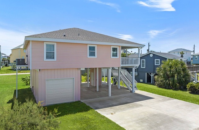 Flamingo's Nest 2/2 beachside in Palm Beach - 2 minute walk to beach!