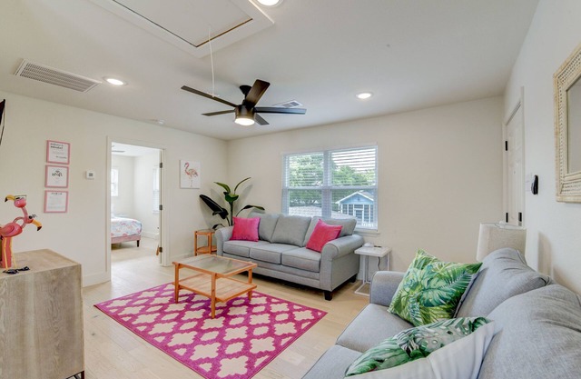 Flamingos on 45th - Carriage House - Cute and Cozy