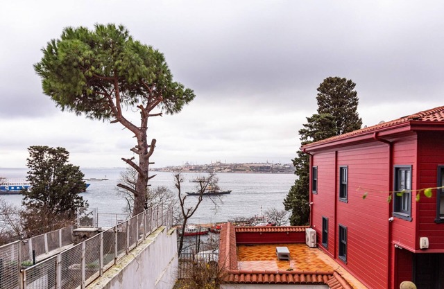 Flat near Bosphorus Coast with View in Uskudar