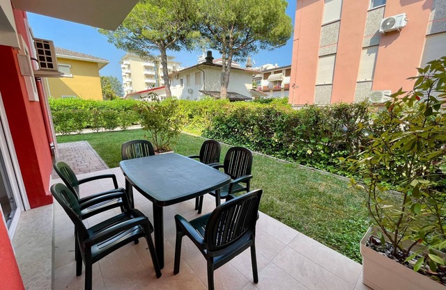 Piso con jardín privado junto al mar