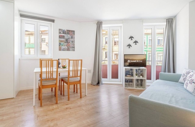 Flat With Free Private Parking - Bright and Cozy