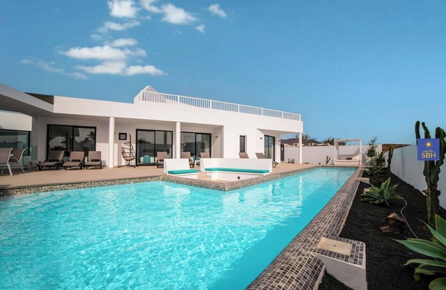 Flor de Oro – Playa Blanca near Marina Rubicon with Air Con, Pool, Sauna & Gym