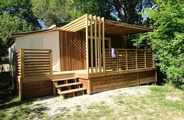 Flower Camping La Beaume **** - Chalet Pili-pili Bois 32m2 CONFORT 3 bedrooms + semi-covered terrace 7 people