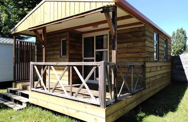 Flower Camping Le Petit Paris **** - Standard chalet 30m2 - 2 bedrooms + covered terrace + TV 5 persons
