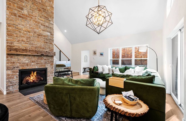 Folklore Woods-Modern, Accessible, and Wooded Ellison Bay Retreat with Fireplace, BBQ and More!