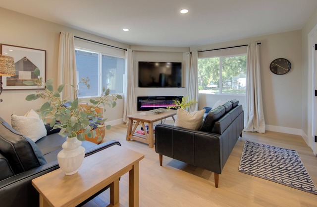 Folsom Old Town Escape II - King Bed, A/C, Laundry, Trails, walk to Sutter St