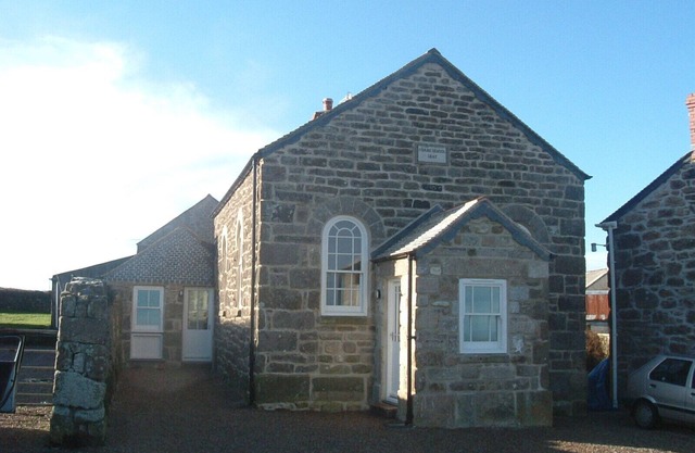 Former Village School en una ubicación costera pacífica