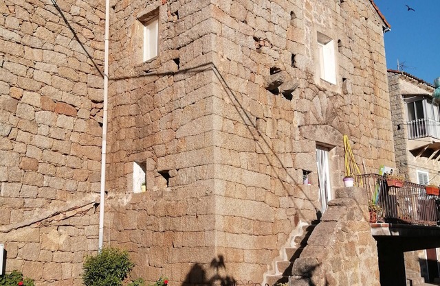 Casa Fuerte (vuelta del siglo 16), en el corazón de un pueblo en el sur de Córcega