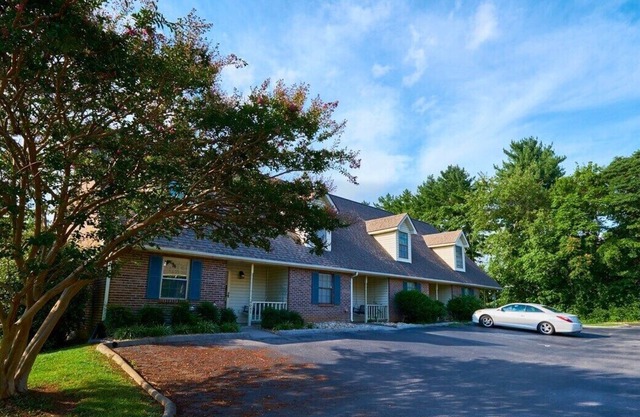 This townhouse is a 2 bedroom(s), 2 bathrooms, located in Knoxville, TN.