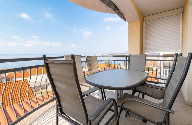 Apartamento de cuatro habitaciones con terraza y vista al mar Klenovica, Novi Vinodolski (A-20556-a)