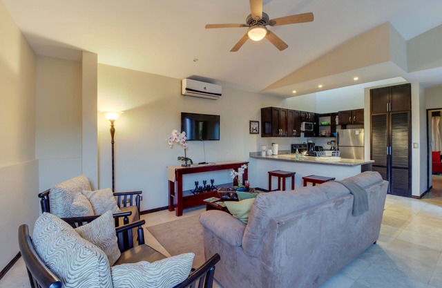 Cuatro apartamentos juntos con piscina compartida, gimnasio, tenis y acceso a la playa.