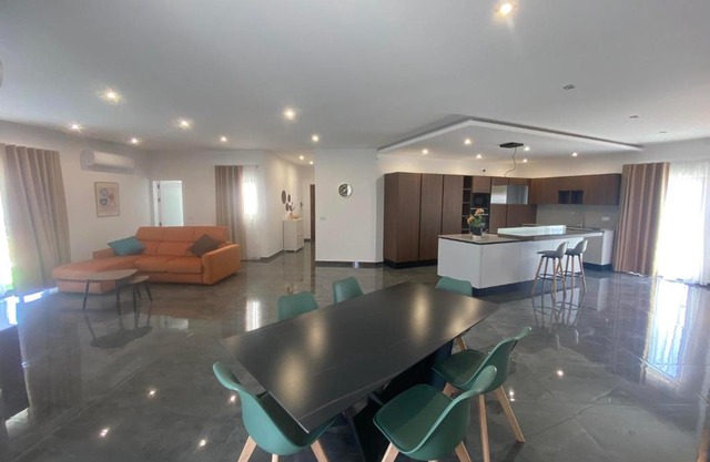 Frank's 350 Sqm Churchill Penthouse