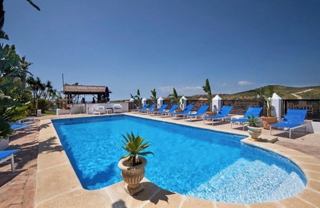 Bar gratuito, Piscina, Jacuzzi, Jardín, Fútbol, Billar, Tenis de mesa. Duerme 20