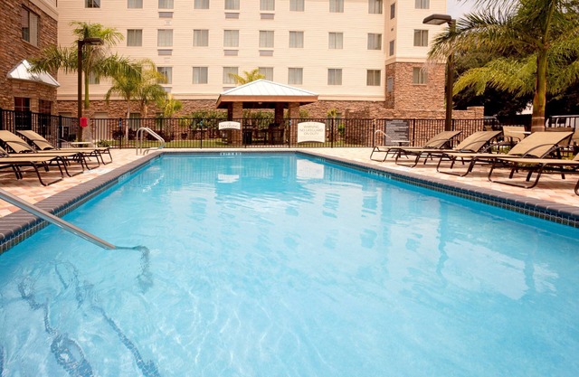 Desayuno gratis. Piscina al aire libre y bañera de hidromasaje. ¡Ideal para viajeros de negocios!