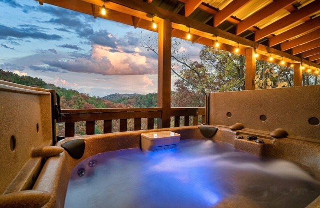 Free Dollywood Tix/VIEWS/Secluded/Couples/HotTub/