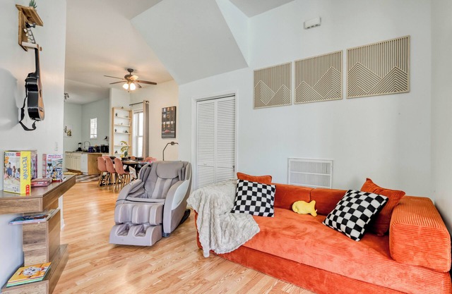 Free Late Check-Out - Duplex Near DT - Projectors - Massage Chair - 4 King Beds