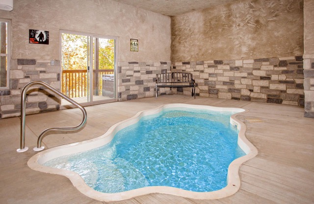 De nueva construcción! Espaciosa cabaña de 2 camas, piscina privada, ¡a solo 1 milla para desnudarse!