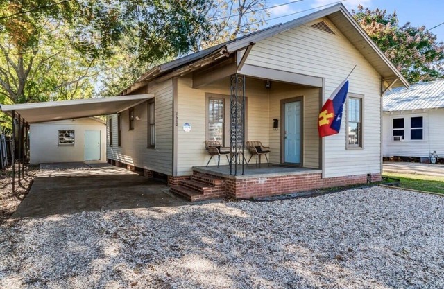 Freetown‑Port Rico Hideaway Private Room, Full Kitchen & Garden