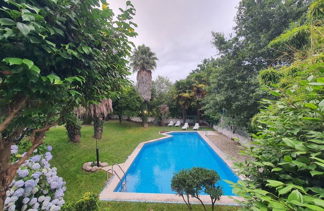 VILLA ESTILO FRANCÉS CON PISCINA Y AMPLIO JARDÍN