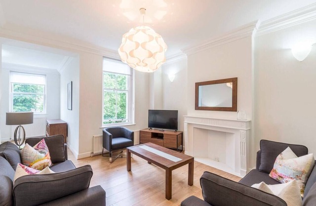 Fresh and smart two-bedroom apartment in Kensington, London