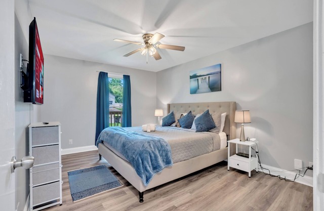🏡 Freshly Updated 4BR/2BA Home | 🖌️ New Paint + 🌬️ Dehumidifier 🛏️ Bedrooms w/ TVs & Ceiling Fans | 🍳 Full Kitchen 🛋️ Spacious Living Room | 🧺 Washer/Dryer 🌳 Deck & Yard | 📍 Close to Ft. Campbell, Casino, ✨ Clean & comfy stay!