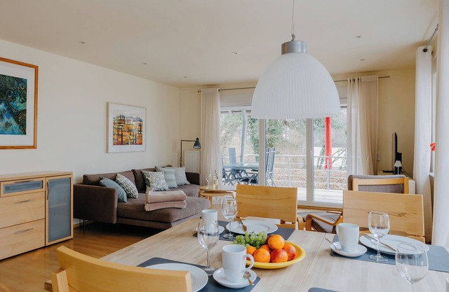 From birdsong in the morning to Lake Constance wine in the evening sun, experience Si