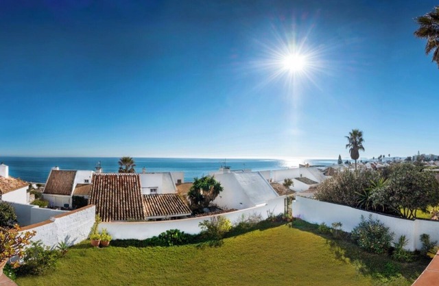 Villa en primera línea de playa en Bahía Dorada, Estepona