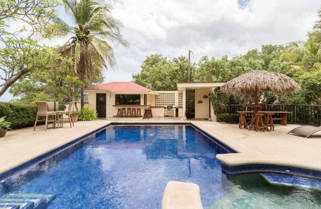 Front Row Center !!! EN Flamingo Beach: 5BR, piscina privada y bar Tiki