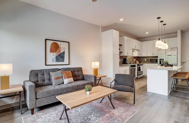 Frontdesk | 1 BR Apt near Avondale Park