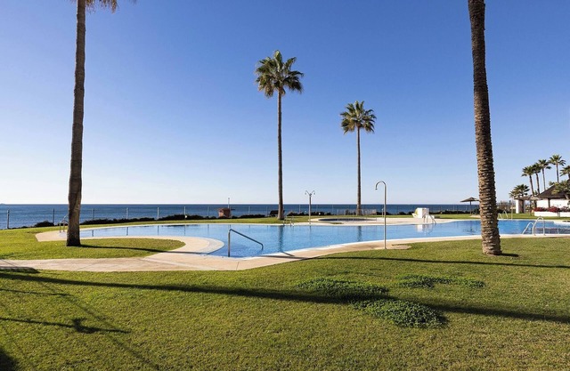 Apartamento Mi Capricho de 2 dormitorios en primera línea de playa con jardín privado y vistas al mar