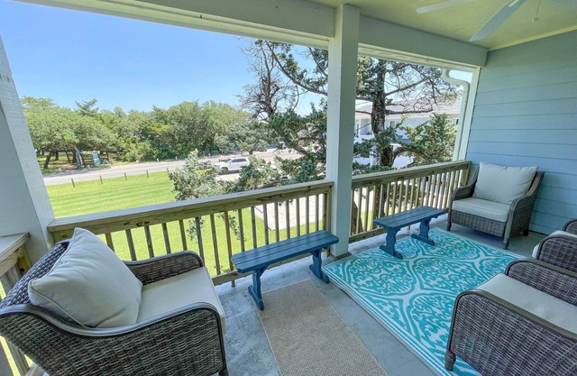 Relajarse y ver la palabra pasar desde este apartamento del segundo piso con vistas a un gran patio.