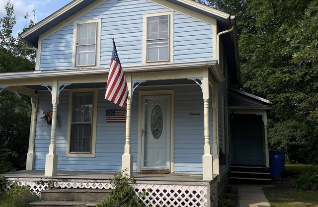 Full House: Hillsdale Cottage. Walking Distance to College! Across from Handmade