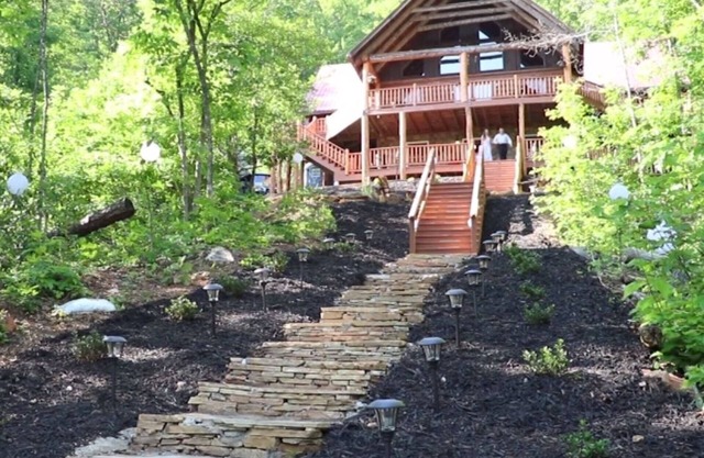 Full Log Cabin, 11 acres arbolados cerca de Franklin NC. Duerme 16 en camas. Cascadas