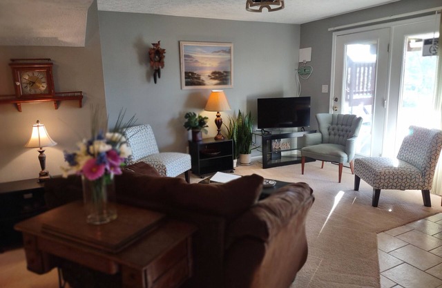 Terrace Level Apt. near Universities, Mountains, Lakes, D-Day Memorial, LU