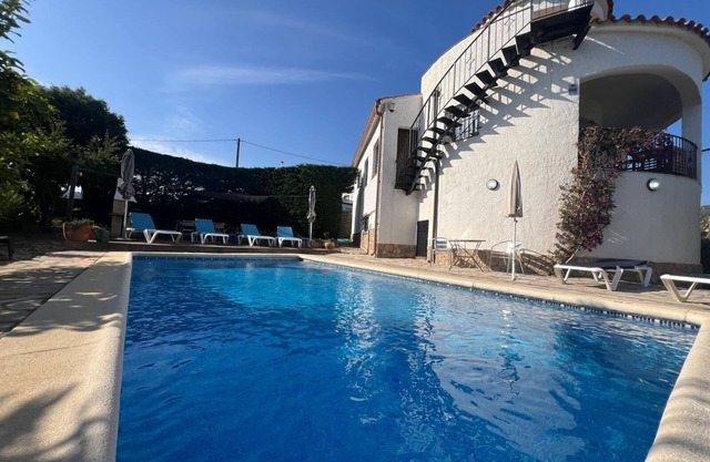 Villa catalana familiar de 4 dormitorios, piscina, terraza en la azotea, vistas al mar, jardines, aparcamiento