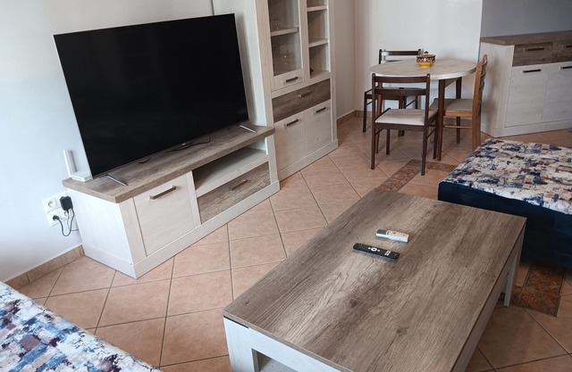 Luxury apartment with air-conditioning, swimming pool, 10-minute walk from the beach.