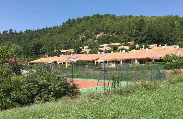 Mazet totalmente equipado en condominio con piscina, tenis, cancha de petanca