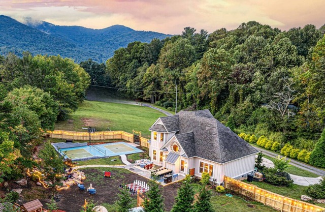 Fully Fenced Pickleball Asheville Luxury Retreat w/ GameRoom
