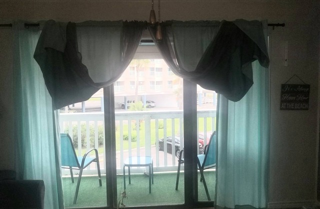 Fully furnished remodeled 1br 1ba condo